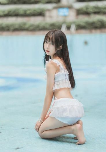 男子在19楼贴窗户缝偷窥洗澡被抓