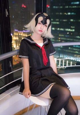 不扣钮的女孩